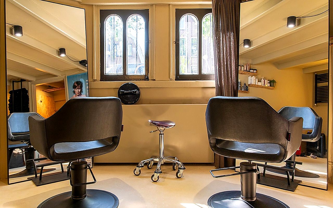Knipstoelen bij het raam in HAIRSTUDIO5 Alkmaar